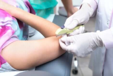 Applicazione dell'impianto sottocutaneo sul braccio.