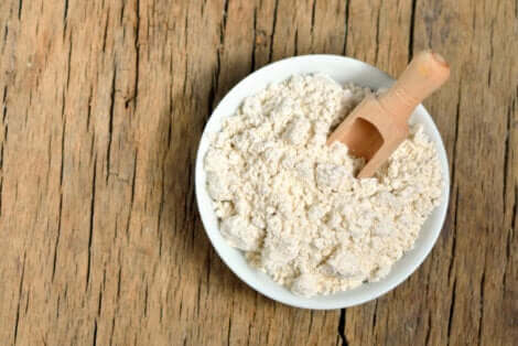 Avena colloidale con ciotola e misurino di legno.