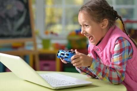 Bambina che gioca con i videogiochi.