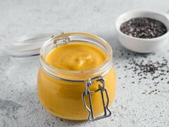 Maionese vegana con curcuma e aglio