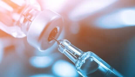 Tumore al cervello e riempimento di una siringa.