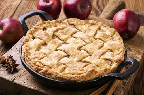 Crostata di mele tra i dolci vegani.