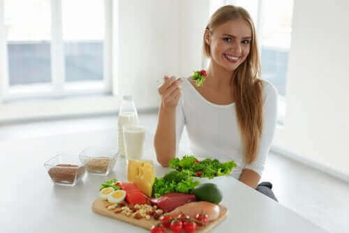 Ragazza che mangia una insalata.