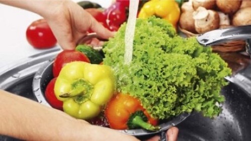 Procedura per disinfettare frutta e verdura.