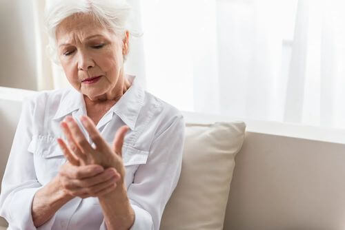 Donna anziana con intorpidimento alle mani.