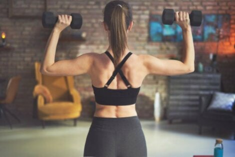 Allenare i muscoli della schiena: esercizi con manubri