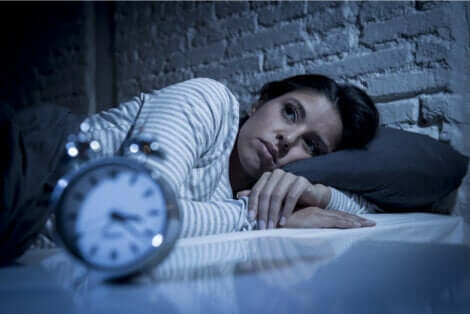 Donna con insonnia da ansia notturna e sveglia.