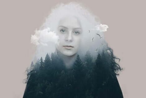 Donna fatta di foreste e nuvole.