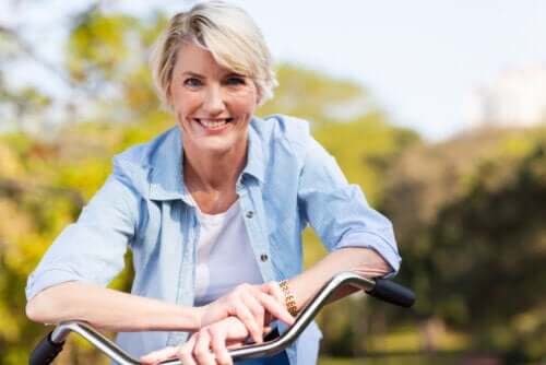 Donna felice in bicicletta.