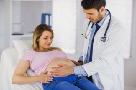 Donna incinta durante la visita medica.