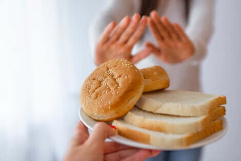Tipi di celiachia e donna che rifiuta fette di pane.