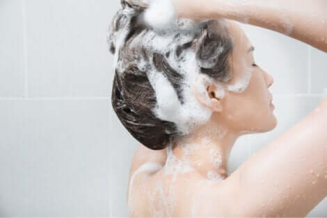 Come lavare i capelli grassi nel giusto modo.