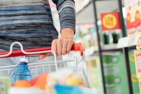 Donna con carrello della spesa.