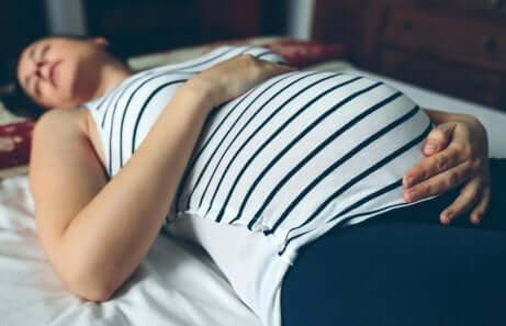 Riposo per combattere i dolori articolari in gravidanza.