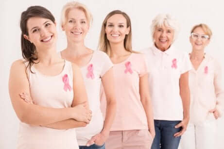 Donne attive nella sensibilizzazione contro il tumore al seno.