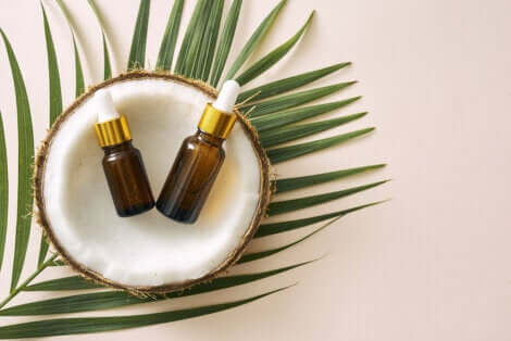 Gocce olio di cocco nel cocco.