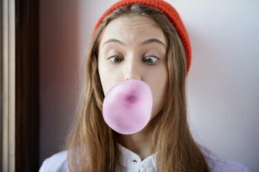 Gomma da masticare tra i capelli? Trucchi per toglierla
