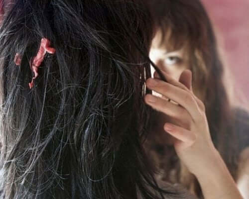 Gomma da masticare tra i capelli.