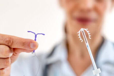 Metodi contraccettivi, IUD nelle mani di un medico.