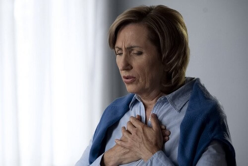 Donna con oppressione al petto.