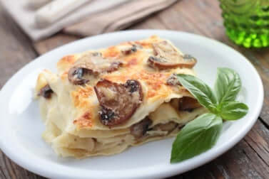 Lasagna vegana con funghi champignon.