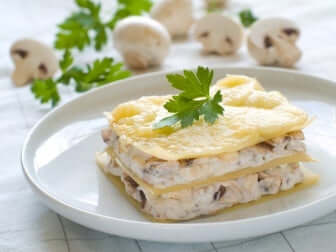 Lasagne vegane con besciamella e funghi.