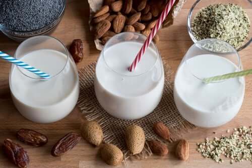 Latte vegetale di mandorla, soia, avena e chia.