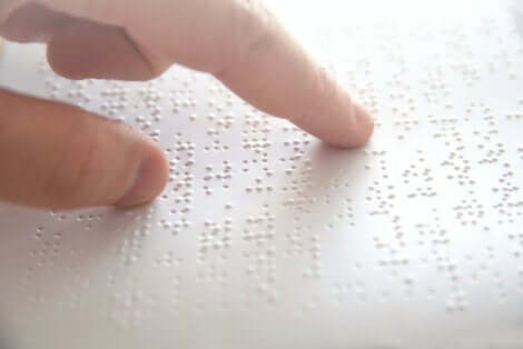 Lettura di un testo in Braille.