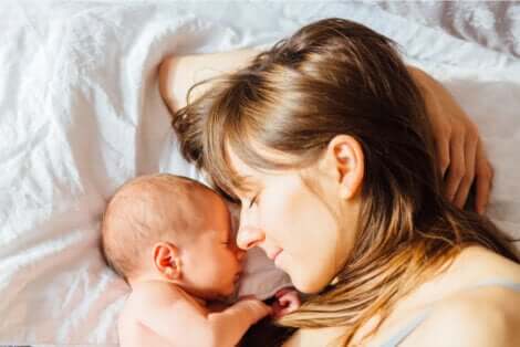 Madre e figlio dormono insieme.