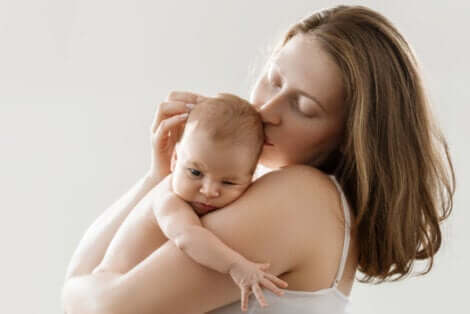Tecnica pelle a pelle: madre che si stringe al petto il bambino.