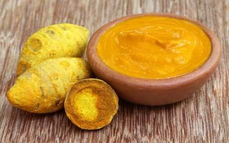 Maionese vegana con aglio e curcuma e radici di curcuma.