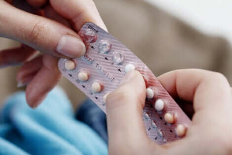 Mani e pillole anticoncezionali.