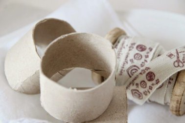 Portatovaglioli con anelli di cartone.