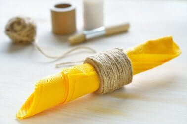 Portatovaglioli decorato con spago.