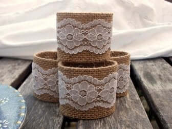 Portatovaglioli rivestititi con la juta.