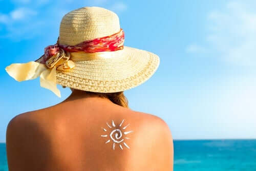 Donna che prende il sole.