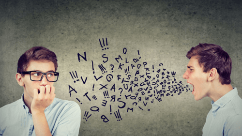 Ragazzo che pensa e ragazzo che urla lettere.