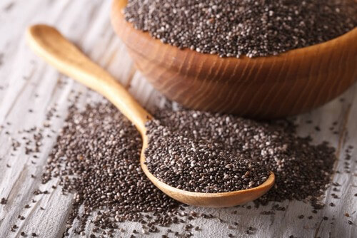 Semi di chia in un cucchiaio.