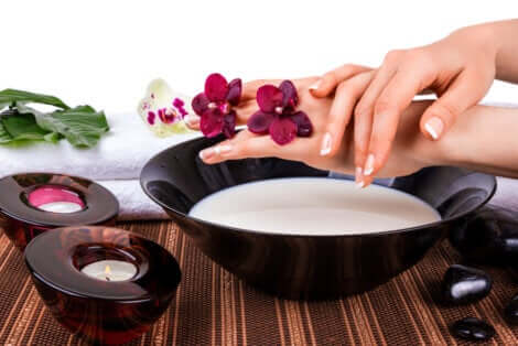 Siero di latte e mani femminili curate.