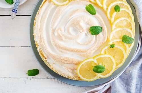 Torta di meringhe vegane.