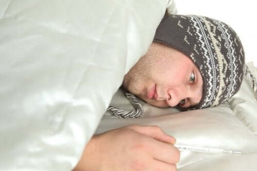 Uomo a letto con la febbre.