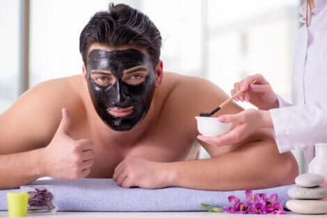 Uomo con maschera per il viso.