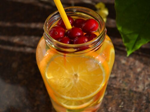 Cocktail analcolico alla arancia.