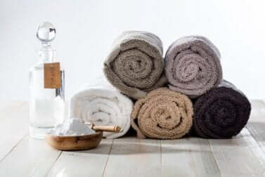 Bicarbonato di sodio per eliminare lo odore di umidità dagli asciugamani.