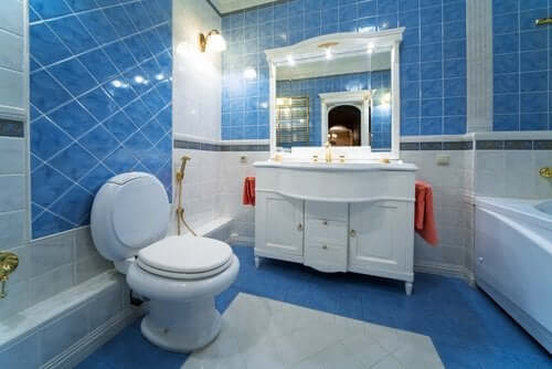 Bagno con mattonelle blu.