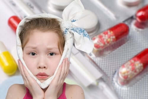 Bambina con asciugamano in viso.