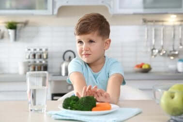 Disturbo da alimentazione selettiva: bambino che rifiuta il cibo.