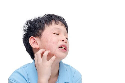 Bambino che si gratta.
