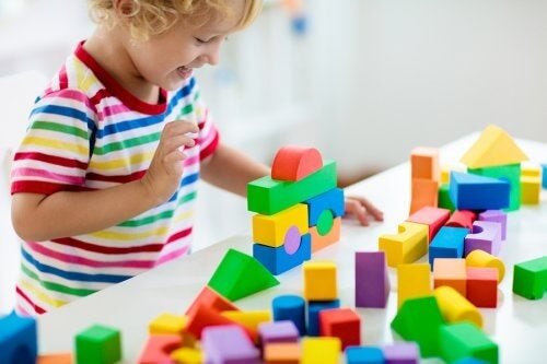 Gioco di costruzioni per stimolare lo sviluppo cerebrale del bambino.