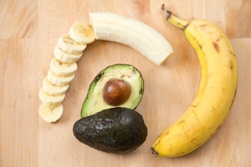 Banana e avocado forniscono un apporto significativo di potassio.